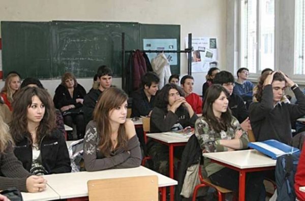 За последните 6 години около 42 000 ученици са напуснали България