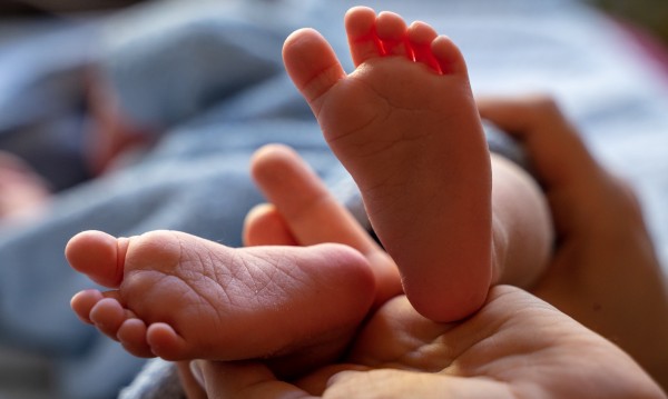 Бебе, родено с 3,2 промила, почина седмици след раждането 
