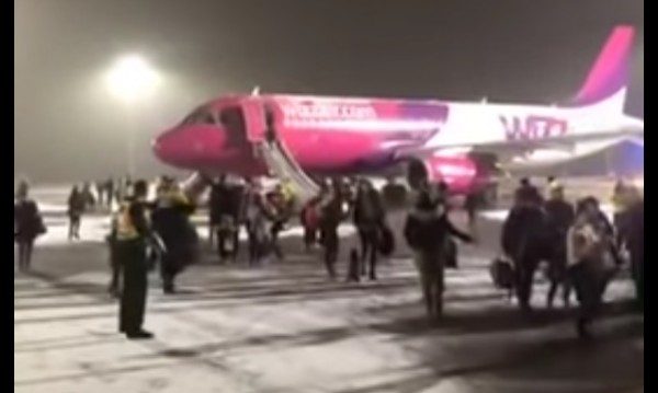 Пожар на борда на самолет на WizzAir, евакуираха пътниците 