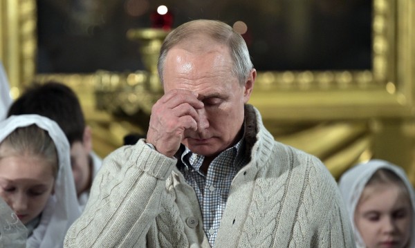 Владимир Путин запали свещ за Великден в резиденцията си