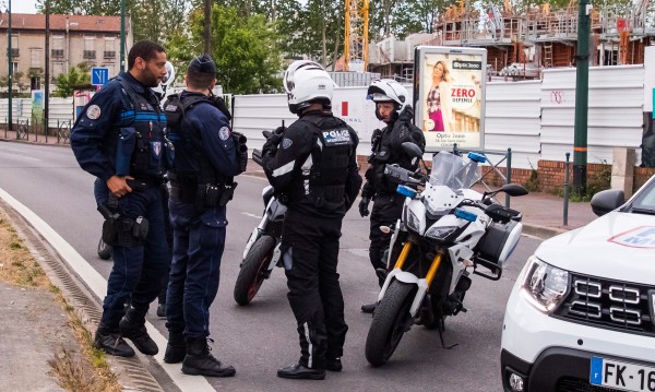  Кола прегази двама полицаи в Париж 