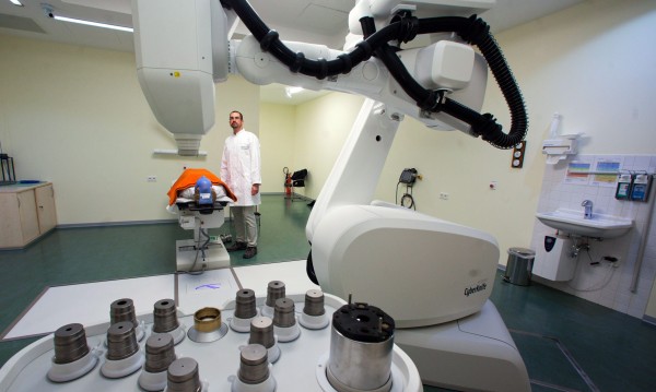 Лекари в Плевен оперираха жена със съмнение за COVID-19 с робот