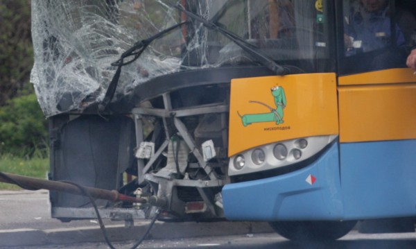 Верижна катастрофа между тролей и 6 коли в София 