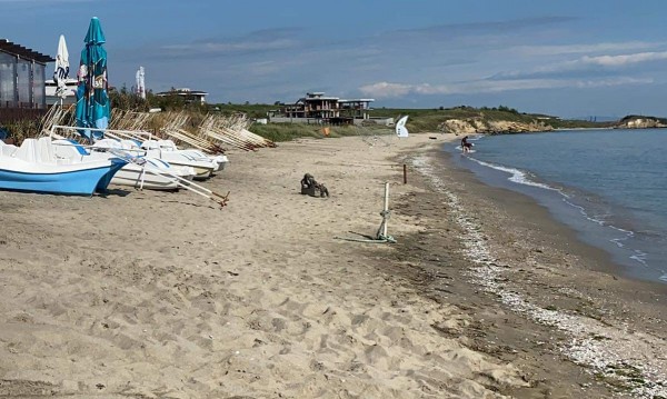 Дете пропадна в тръба на плажа в Крайоморие, вандали я разбили 