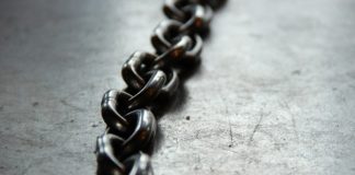 Окованото 14-годишно момиче бягало от дома си