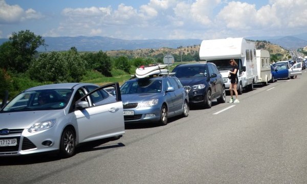 Опашки от автомобили на ГКПП "Кулата" и "Маказа" за влизане в Гърция