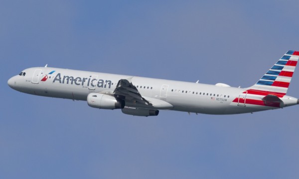American Airlines пуска 25 000 от служители си в неплатен отпуск
