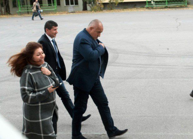 Отмениха карантината на контактните Борисов и Севделина Арнаудова след 1 ден „изолация“