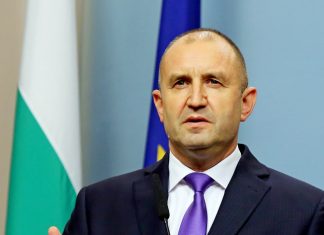 Българи молят президента Румен Радев да спаси страната от Борисов