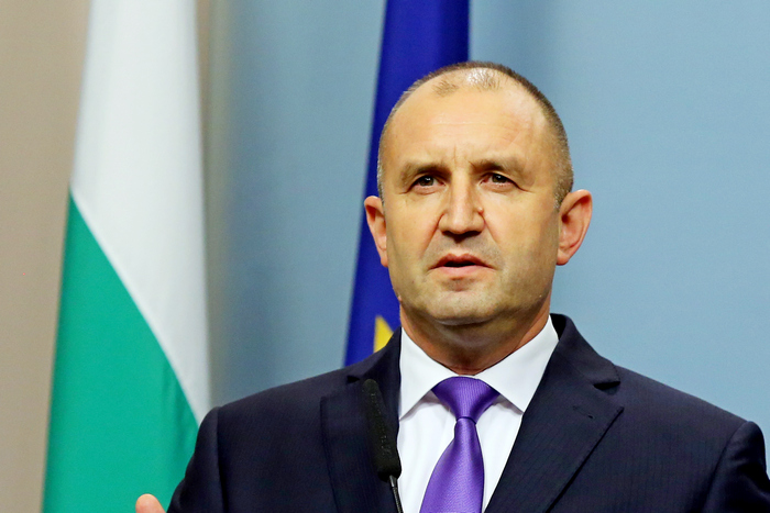 Българи молят президента Румен Радев да спаси страната от Борисов