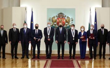 Президентът награди изявени българи за постиженията им в развитието на българската култура, изкуство, наука и дипломация