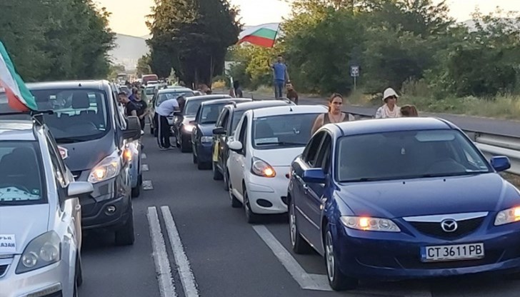 Масови протести срещу „бойковизЪма и каскетщината“ блокират пътищата в цялата страна в събота