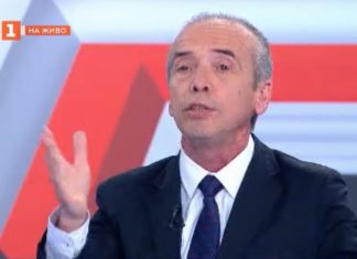 Скандал в Референдум: Мангъров изхвърли на земята маска, дадена му от кандидат-депутат