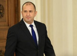 Радев: Примерът на бившия премиер да се крие с отпуски е заразен, те са верни на Борисов Радев: Примерът на бившия премиер да се крие с отпуски е заразен, те са верни на Борисов