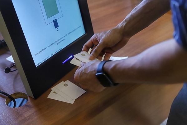 България отново гласува – за първи път изцяло машинно за 23 партии и коалиции