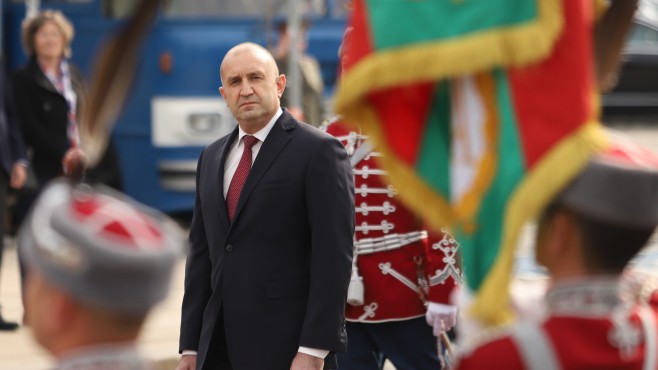 България остава без президент, защото Радев не иска да даде оръжия на Укрaйнa