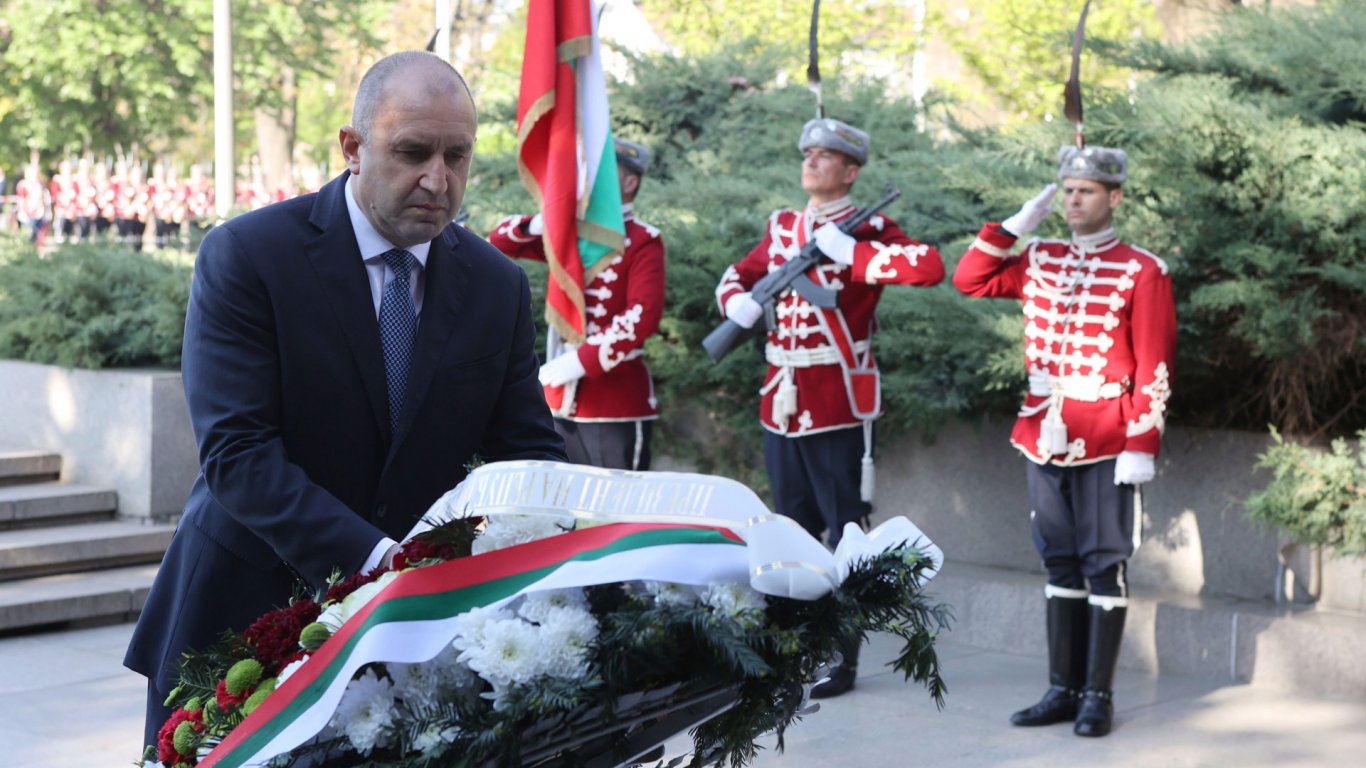 Президентът и вицепрезидентът поднесоха цветя пред Паметника на незнайния воин по случай 9 май