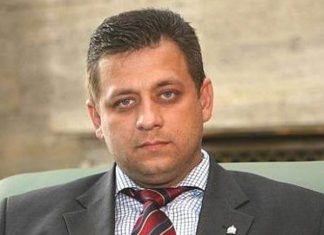 Облъчват ви с внушения, че в България има реален политически живот и вие сте част от него. Това е манипулация, заблуда, лъжа