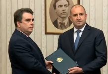 Радев връчи на Асен Василев мандат за съставяне на правителство