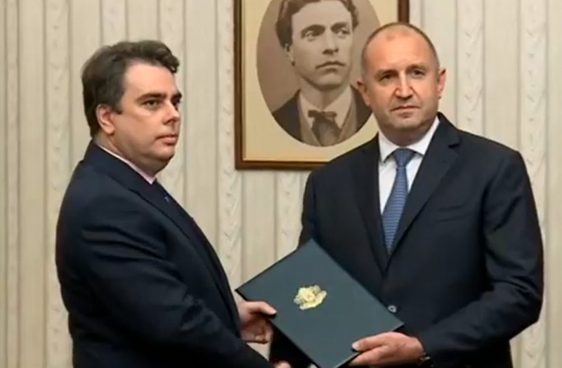 Радев връчи на Асен Василев мандат за съставяне на правителство