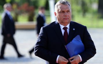 Христова: Четеш ли Кирчо…Това е Виктор Орбан, той прие нова конституция, съкрати броя на депутатите от 380 на 199