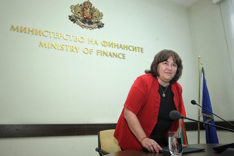Министър Велкова в доклад: Парите на държавата свършват, някои основни разходи за тази и следващата година са под въпрос