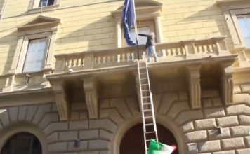 Протестиращи свалиха знамето на ЕС заради заплахата на фон дер Лайен към Италия (ВИДЕО)