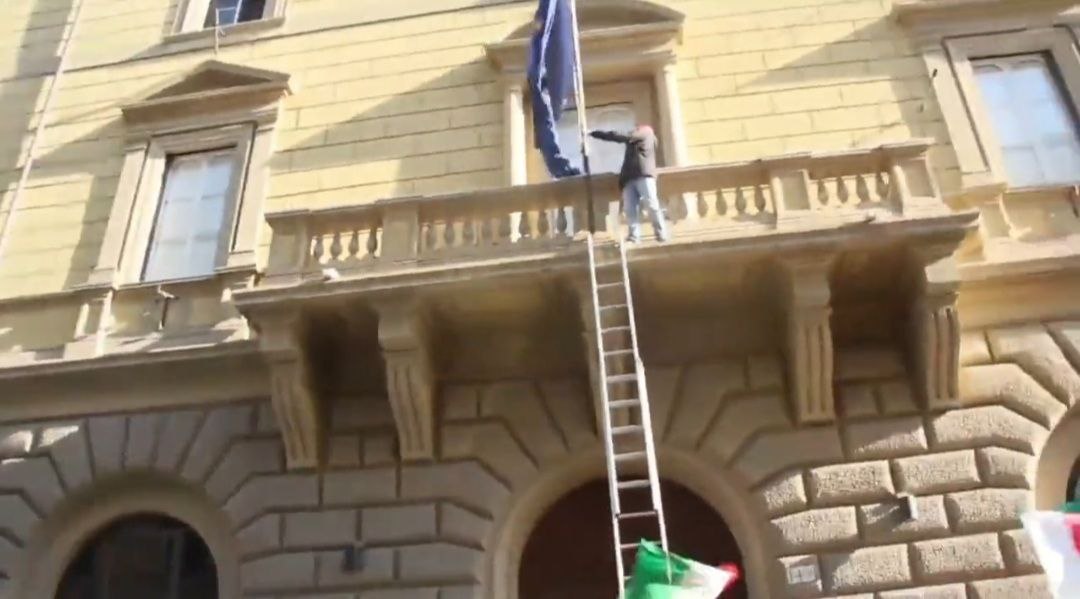  Протестиращи свалиха знамето на ЕС заради заплахата на фон дер Лайен към Италия (ВИДЕО)