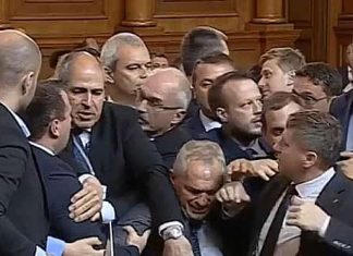 Бой в парламента между НСО и противници на „хартиената коалиция“ (ВИДЕО) Бой в парламента между НСО и противници на „хартиената коалиция“ (ВИДЕО)