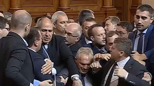 Бой в парламента между НСО и противници на „хартиената коалиция“ (ВИДЕО)