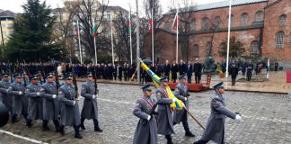 Шествие скандира „Да живее Русия“ преди издигането на националния флаг пред паметника на Незнайния воин в София