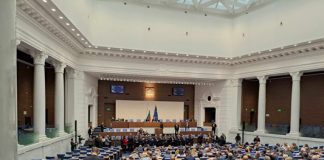 Депутатски бунт в парламента, опозицията с жива верига пред трибуната заради ПСА