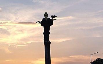 ИЗВЪНРЕДНО: Трошат с чук Сатанинския паметник на Св. София пред Булбанк и ЦУМ!