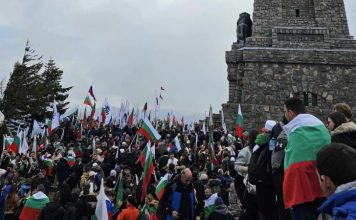 Невиждан наплив: Хиляди родолюбци изкачват Шипка с наши и руски знамена, политиците масово освирквани СНИМКИ / ВИДЕО