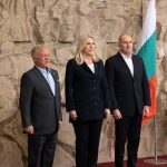 Голямото предизвикателство не само пред Балканите и Европа, но и пред света днес, е да се освободи от самозаблудата, че е възможно мирът и сигурността да бъдат гарантирани само за дадена страна и регион или за сметка на някой друг. Това заяви президентът Румен Радев преди началото на срещата на високо равнище „Процес Акаба за Балканите III“, съпредседателствана от Република България и Хашемитското кралство Йордания. Българският държавен глава и Н. В. кралят на Йордания Абдула II посрещнаха на форума в София в рамките на инициативата „Процеса Акаба“ председателя на Председателството на Босна и Херцеговина Желка Цвиянович, президента на Република Северна Македония Гордана Силяновска-Давкова, президента на Черна гора Яков Милатович, президента на Словения Наташа Пирц Мусар, президента на Албания Байрам Бегай, президента на Косово Вьоса Османи, президента на Хърватия Зоран Миланович, президента на Сърбия Александър Вучич и министъра на вътрешните работи на Белгия Бернар Куинтин. В срещата участват представители на близо 30 делегации, водени от държавни ръководители, представители на правителства, на междуправителствени и неправителствени организации и ръководители на дипломатически мисии у нас. Започнатата през 2015 г. от краля на Йордания Абдула II инициатива „Процеса Акаба“ е посветена на актуалните проблеми, свързани с тероризма, нелегалната миграция и радикализацията и София приема третата среща на високо равнище от този формат, посветена на региона на Балканите. „Днес, когато сигурността се превръща в ежедневно предизвикателство, особено важно е държавните лидери да могат да обменят мнения и заедно да търсят пътища за нейното укрепване“, подчерта българският президент. По думите му във време на рязко влошаване на средата за сигурност е особено важно да се чуват повече гласове на лидери и експерти и да се зачитат техните мнения и предложения. „Ако това беше направено, нямаше да се случи фаталното за Украйна контранастъпление, предприето през 2023 г., и редица лидери в Европа да живеят с наивното убеждение, че наливайки повече средства и оръжия в Украйна, тя ще постига значими военни успехи и ще може да преговаря от позиция на силата“, заяви държавният глава и припомни многократно заявената от него позиция, че тези действия няма да доведат до успех, а до повече разрушения, жертви, отдалечаване на мира и загуба на още повече територии от страна на Украйна. „Често се забравят уроците на историята, че във времена на глобални сблъсъци не може да има изолирани острови на мир и спокойствие“, посочи още Румен Радев и открои значимостта на днешния форум, посветен на сигурността в региона. „Именно Балканите са особено чувствителни на темата за сигурността, защото ние пряко понасяме последствията от военните конфликти около нашия регион, които подхранват нелегален трафик на хора, миграция, тероризъм и радикализация“, подчерта президентът и добави, че именно затова фокусът на срещата на високо равнище „Процес Акаба за Балканите III“ е върху това общо разбиране по въпросите на сигурността и търсенето на общи пътища за тяхното решаване.