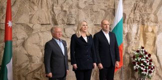 Голямото предизвикателство не само пред Балканите и Европа, но и пред света днес, е да се освободи от самозаблудата, че е възможно мирът и сигурността да бъдат гарантирани само за дадена страна и регион или за сметка на някой друг. Това заяви президентът Румен Радев преди началото на срещата на високо равнище „Процес Акаба за Балканите III“, съпредседателствана от Република България и Хашемитското кралство Йордания. Българският държавен глава и Н. В. кралят на Йордания Абдула II посрещнаха на форума в София в рамките на инициативата „Процеса Акаба“ председателя на Председателството на Босна и Херцеговина Желка Цвиянович, президента на Република Северна Македония Гордана Силяновска-Давкова, президента на Черна гора Яков Милатович, президента на Словения Наташа Пирц Мусар, президента на Албания Байрам Бегай, президента на Косово Вьоса Османи, президента на Хърватия Зоран Миланович, президента на Сърбия Александър Вучич и министъра на вътрешните работи на Белгия Бернар Куинтин. В срещата участват представители на близо 30 делегации, водени от държавни ръководители, представители на правителства, на междуправителствени и неправителствени организации и ръководители на дипломатически мисии у нас. Започнатата през 2015 г. от краля на Йордания Абдула II инициатива „Процеса Акаба“ е посветена на актуалните проблеми, свързани с тероризма, нелегалната миграция и радикализацията и София приема третата среща на високо равнище от този формат, посветена на региона на Балканите. „Днес, когато сигурността се превръща в ежедневно предизвикателство, особено важно е държавните лидери да могат да обменят мнения и заедно да търсят пътища за нейното укрепване“, подчерта българският президент. По думите му във време на рязко влошаване на средата за сигурност е особено важно да се чуват повече гласове на лидери и експерти и да се зачитат техните мнения и предложения. „Ако това беше направено, нямаше да се случи фаталното за Украйна контранастъпление, предприето през 2023 г., и редица лидери в Европа да живеят с наивното убеждение, че наливайки повече средства и оръжия в Украйна, тя ще постига значими военни успехи и ще може да преговаря от позиция на силата“, заяви държавният глава и припомни многократно заявената от него позиция, че тези действия няма да доведат до успех, а до повече разрушения, жертви, отдалечаване на мира и загуба на още повече територии от страна на Украйна. „Често се забравят уроците на историята, че във времена на глобални сблъсъци не може да има изолирани острови на мир и спокойствие“, посочи още Румен Радев и открои значимостта на днешния форум, посветен на сигурността в региона. „Именно Балканите са особено чувствителни на темата за сигурността, защото ние пряко понасяме последствията от военните конфликти около нашия регион, които подхранват нелегален трафик на хора, миграция, тероризъм и радикализация“, подчерта президентът и добави, че именно затова фокусът на срещата на високо равнище „Процес Акаба за Балканите III“ е върху това общо разбиране по въпросите на сигурността и търсенето на общи пътища за тяхното решаване.