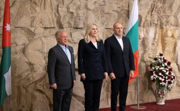 Голямото предизвикателство не само пред Балканите и Европа, но и пред света днес, е да се освободи от самозаблудата, че е възможно мирът и сигурността да бъдат гарантирани само за дадена страна и регион или за сметка на някой друг. Това заяви президентът Румен Радев преди началото на срещата на високо равнище „Процес Акаба за Балканите III“, съпредседателствана от Република България и Хашемитското кралство Йордания. Българският държавен глава и Н. В. кралят на Йордания Абдула II посрещнаха на форума в София в рамките на инициативата „Процеса Акаба“ председателя на Председателството на Босна и Херцеговина Желка Цвиянович, президента на Република Северна Македония Гордана Силяновска-Давкова, президента на Черна гора Яков Милатович, президента на Словения Наташа Пирц Мусар, президента на Албания Байрам Бегай, президента на Косово Вьоса Османи, президента на Хърватия Зоран Миланович, президента на Сърбия Александър Вучич и министъра на вътрешните работи на Белгия Бернар Куинтин. В срещата участват представители на близо 30 делегации, водени от държавни ръководители, представители на правителства, на междуправителствени и неправителствени организации и ръководители на дипломатически мисии у нас. Започнатата през 2015 г. от краля на Йордания Абдула II инициатива „Процеса Акаба“ е посветена на актуалните проблеми, свързани с тероризма, нелегалната миграция и радикализацията и София приема третата среща на високо равнище от този формат, посветена на региона на Балканите. „Днес, когато сигурността се превръща в ежедневно предизвикателство, особено важно е държавните лидери да могат да обменят мнения и заедно да търсят пътища за нейното укрепване“, подчерта българският президент. По думите му във време на рязко влошаване на средата за сигурност е особено важно да се чуват повече гласове на лидери и експерти и да се зачитат техните мнения и предложения. „Ако това беше направено, нямаше да се случи фаталното за Украйна контранастъпление, предприето през 2023 г., и редица лидери в Европа да живеят с наивното убеждение, че наливайки повече средства и оръжия в Украйна, тя ще постига значими военни успехи и ще може да преговаря от позиция на силата“, заяви държавният глава и припомни многократно заявената от него позиция, че тези действия няма да доведат до успех, а до повече разрушения, жертви, отдалечаване на мира и загуба на още повече територии от страна на Украйна. „Често се забравят уроците на историята, че във времена на глобални сблъсъци не може да има изолирани острови на мир и спокойствие“, посочи още Румен Радев и открои значимостта на днешния форум, посветен на сигурността в региона. „Именно Балканите са особено чувствителни на темата за сигурността, защото ние пряко понасяме последствията от военните конфликти около нашия регион, които подхранват нелегален трафик на хора, миграция, тероризъм и радикализация“, подчерта президентът и добави, че именно затова фокусът на срещата на високо равнище „Процес Акаба за Балканите III“ е върху това общо разбиране по въпросите на сигурността и търсенето на общи пътища за тяхното решаване.
