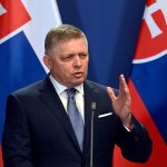 Премиерът на Словакия Роберт Фицо заяви днес, че ще присъства на честванията на Деня на победата в Москва на 9 май и че категорично се противопоставя на предупреждението на върховния представител на ЕС по външните работи Кая Калас, европейските лидери да не участват в събитието. Това заяви той чрез акаунта си в социалната платформа X. “Върховният представител на ЕС по въпросите на външните работи Калас предупреждава лидерите на ЕС да не участват в честванията на Деня на победата в Москва през май … Отивам в Москва на 9 май… Г-жо Калас, бих искал да Ви информирам, че аз съм легитимният министър-председател на Словакия – суверенна държава. Никой не може да ми казва къде трябва или не трябва да пътувам. Ще пътувам до Москва, за да отдам почит на хилядите войници от Червената армия, загинали при освобождението на Словакия. Както и на милионите други жертви на нацисткото безчинство. Точно както отдадох почит на жертвите на десанта в Нормандия или Тихия океан, или както ще отида и ще отдам почит на пилотите от Кралските военновъздушни сили. И ви напомням, че като един от малцината в ЕС постоянно съм говорил за необходимостта от мир в Украйна и не съм сред пламенните поддръжници на продължаването на тази безсмислена война. Думите на Калас са неуважителни и аз се противопоставям на тях”, написа Фицо. По-рано Калас заяви, че ЕС е уведомил страните кандидатки за членство в ЕС, че не приветства участието им в парада на 9 май в Москва. “Предупреждението и заплахата на Кая Калас са неуважителни и аз категорично се противопоставям“, обяви словашкият премиер. Той заяви, че Калас е предупредила лидерите на страните-членки на ЕС да не участват в празненствата за Деня на победата през май в Москва, като е предупредила, че “подобно участие няма да бъде прието леко” в Брюксел.