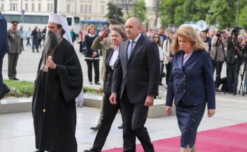 Български и руски знамена пред Паметника на Незнайния войн, Радев поднесе цветя / СНИМКИ
