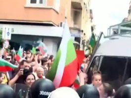 Напрежението ескалира! Протестиращи пробиха кордона на полицията и обградиха сградата на ЕК в София, за малко не се стигна до размирици