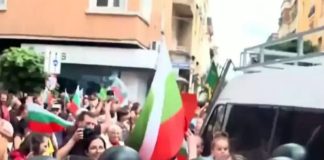 Напрежението ескалира! Протестиращи пробиха кордона на полицията и обградиха сградата на ЕК в София, за малко не се стигна до размирици