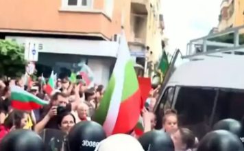 Напрежението ескалира! Протестиращи пробиха кордона на полицията и обградиха сградата на ЕК в София, за малко не се стигна до размирици