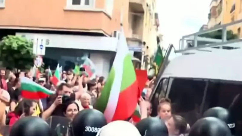Напрежението ескалира! Протестиращи пробиха кордона на полицията и обградиха сградата на ЕК в София, за малко не се стигна до размирици