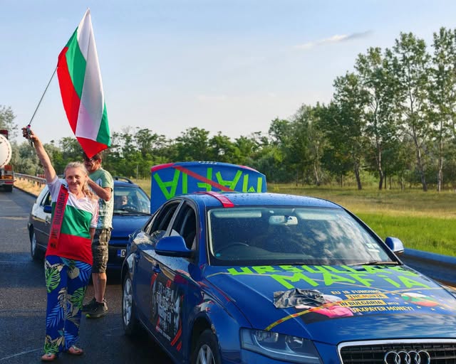 Унгарски полицаи подкрепиха българското автошествие срещу еврото на път към Брюксел, мотошествия от Румъния и Сърбия също се присъединяват