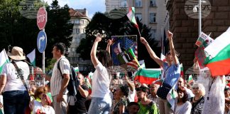 С викове „оставка“ ,„искаме си лева“ и „не на еврото“ десетки хиляди са в центъра на София при пълно затъмнение от големите медии