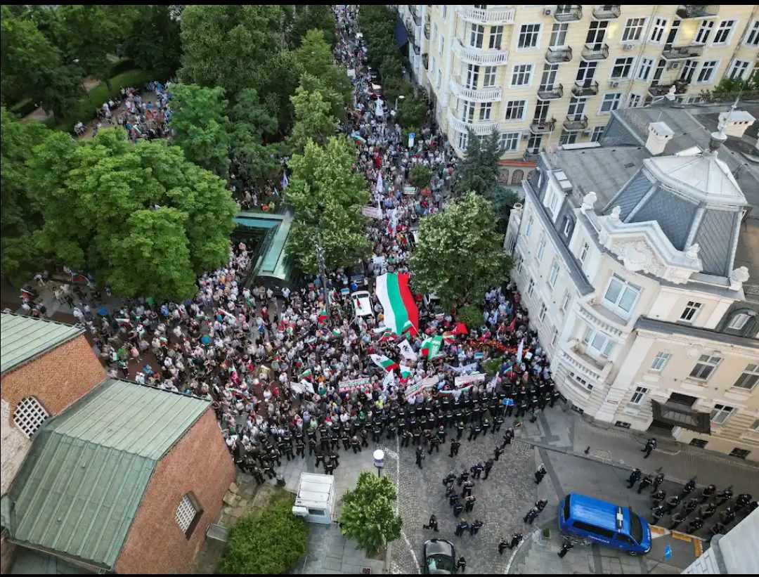“Държава” пази украинското знаме от българите! И това доживяхме! Падението е тотално!
