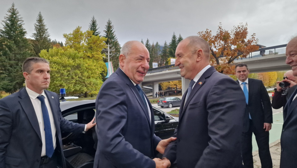 С „Шкодата“ на съпругата си Румен Радев посрещна унгарския президент в Смолян / СНИМКИ + ВИДЕО