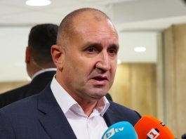 Радев: Депутатите, които се крият зад стените на парламента, са недостойни