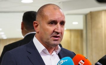 Радев: Депутатите, които се крият зад стените на парламента, са недостойни