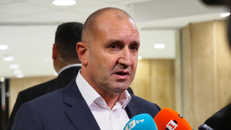 Радев: Депутатите, които се крият зад стените на парламента, са недостойни